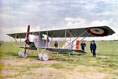 Ein Nieuport 10 Doppeldecker während der Schlacht an der Marne östlich von Paris, September 1914 von Jules Gervais Courtellemont